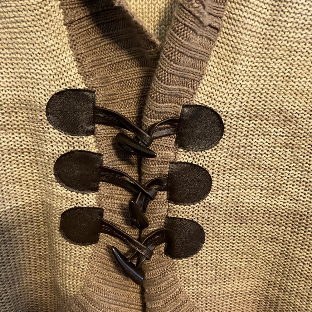 Boy meets girl, large brown shawl, collar, toggle cardigan, chunky knit sweater - Picture 4 of 5